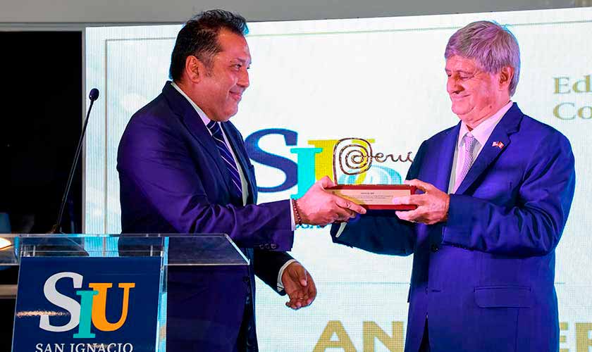 San Ignacio University conmemora 20 años de presencia educativa en Estados Unidos