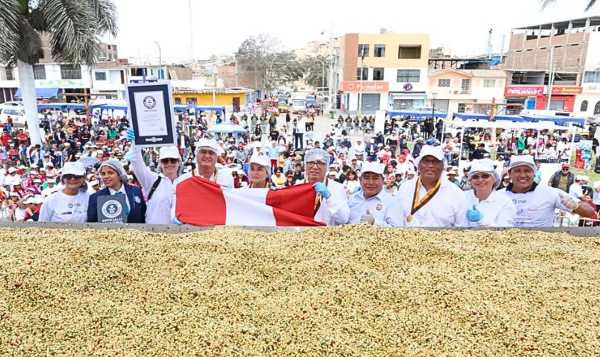 El tarwi logra un Guinness con la ensalada más grande del mundo