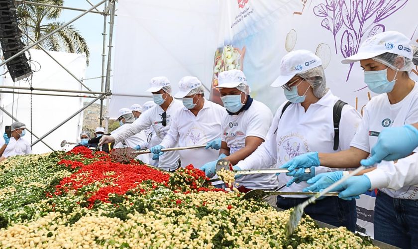 El tarwi logra un Guinness con la ensalada más grande del mundo