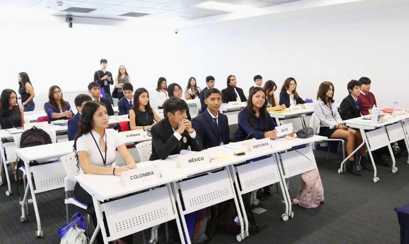 Universitarios del Perú debaten desafíos de América Latina y el Caribe en SIMOEA 