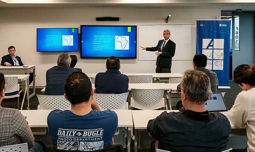 USIL impulsa taller para fortalecer el periodismo económico en el Perú