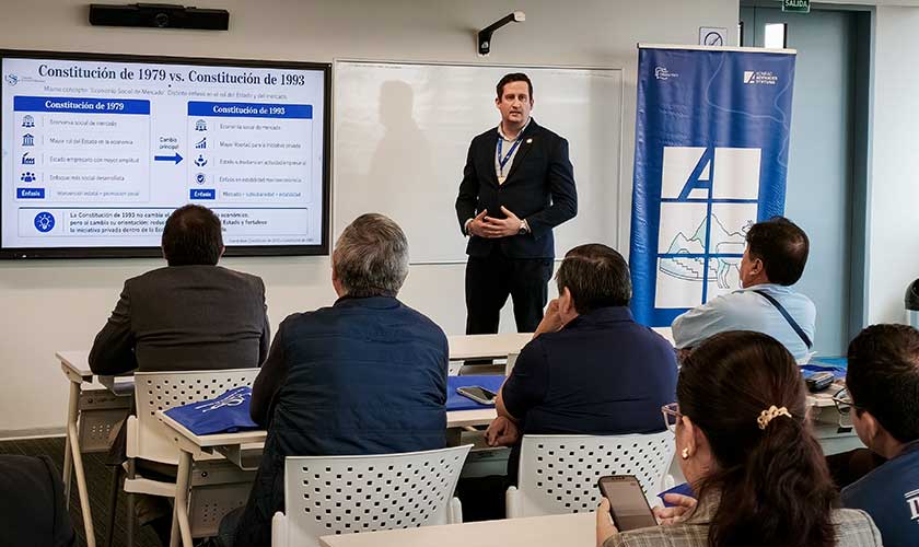 USIL impulsa taller para fortalecer el periodismo económico en el Perú