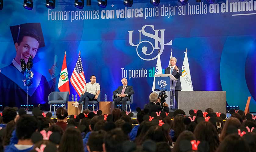 Presidente José Jerí juramenta a estudiantes del programa USIL–Disney 