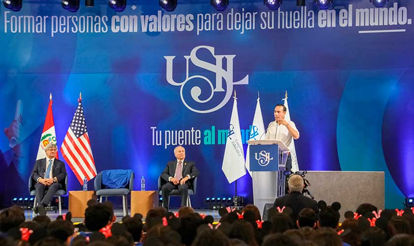 Presidente José Jerí juramenta a estudiantes del programa USIL–Disney 