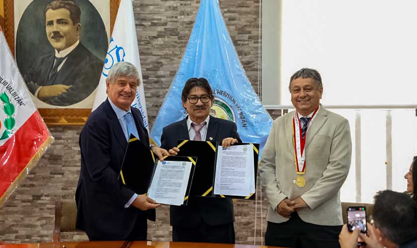 Raúl Diez Canseco recibe el doctorado honoris causa de la Universidad Hermilio Valdizán