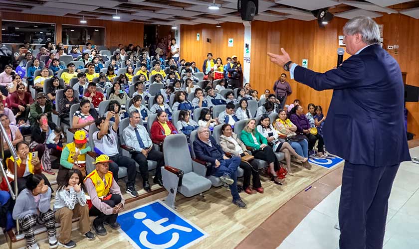 Raúl Diez Canseco recibe el doctorado honoris causa de la Universidad Hermilio Valdizán