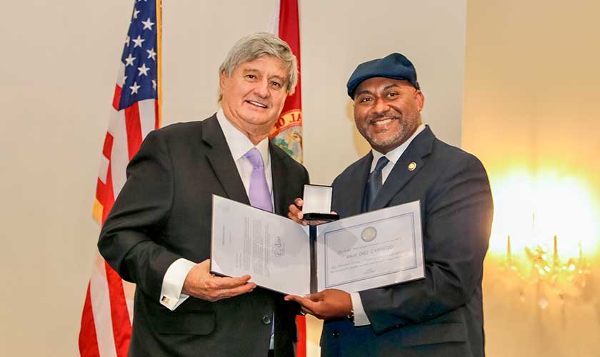 Raúl Diez Canseco recibe la Moneda del Capitolio de Estados Unidos por su liderazgo educativo