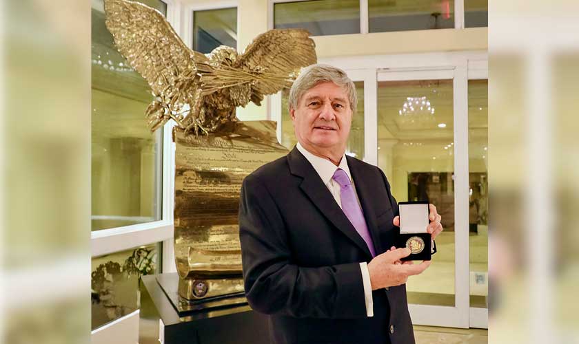 Raúl Diez Canseco recibe la Moneda del Capitolio de Estados Unidos por su liderazgo educativo