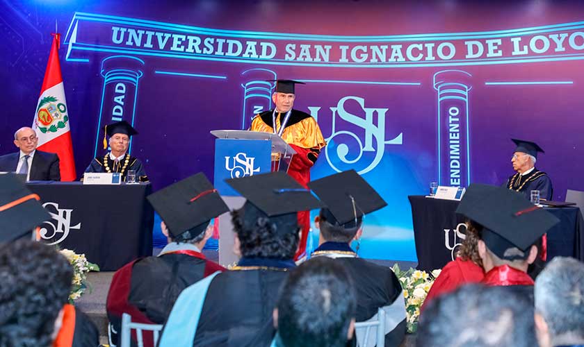 USIL distingue al embajador Elmer Schialer con el doctorado honoris causa