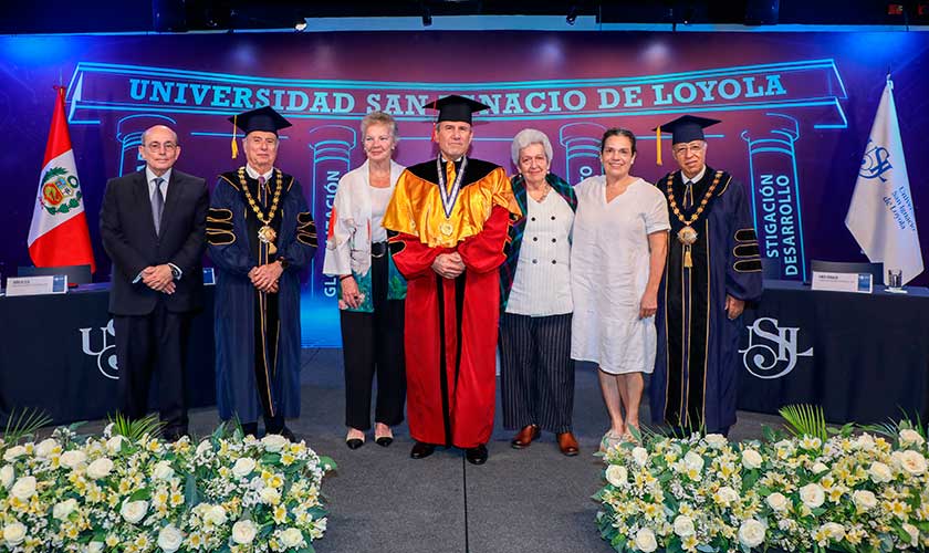 USIL distingue al embajador Elmer Schialer con el doctorado honoris causa