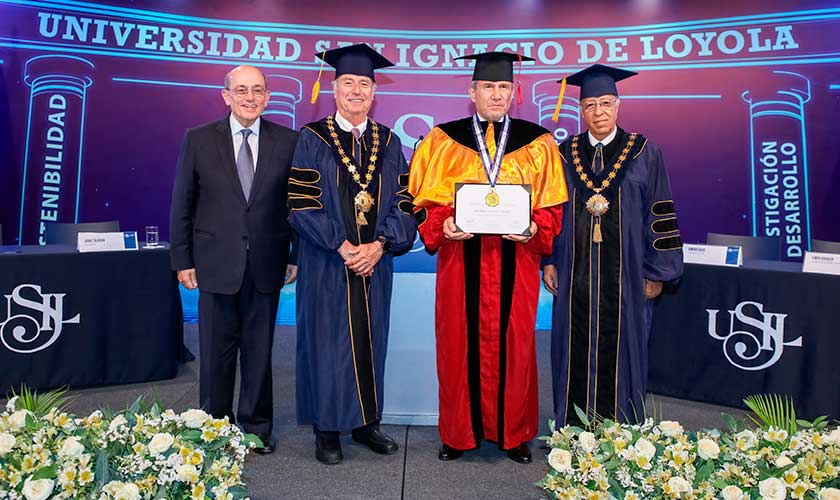 USIL distingue al embajador Elmer Schialer con el doctorado honoris causa