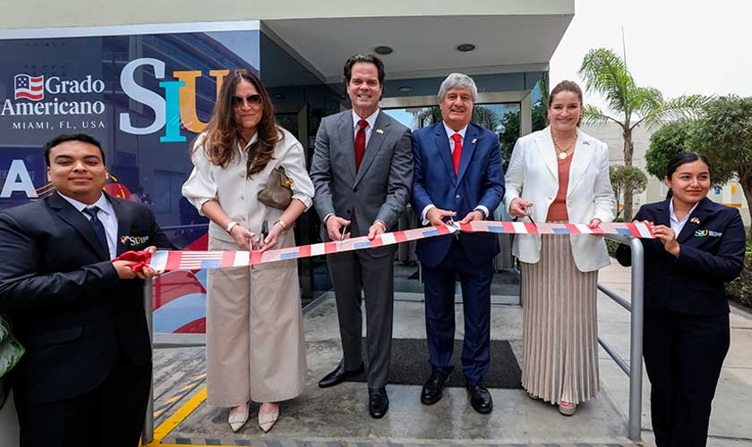 Embajador de EE. UU. insta a jóvenes a liderar el futuro del Perú en inicio académico de la USIL