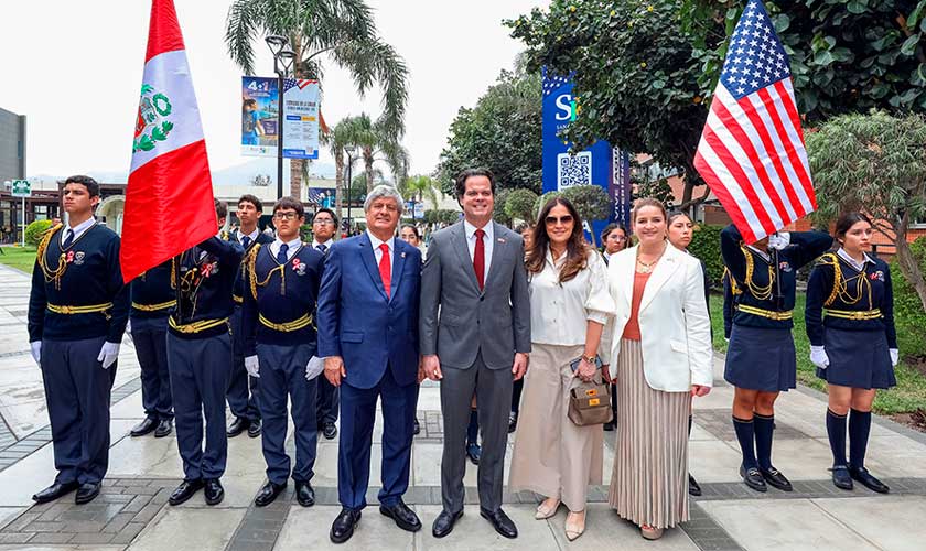Embajador de EE. UU. insta a jóvenes a liderar el futuro del Perú en inicio académico de la USIL