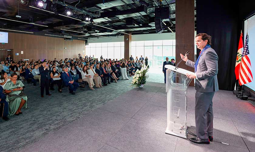 Embajador de EE. UU. insta a jóvenes a liderar el futuro del Perú en inicio académico de la USIL