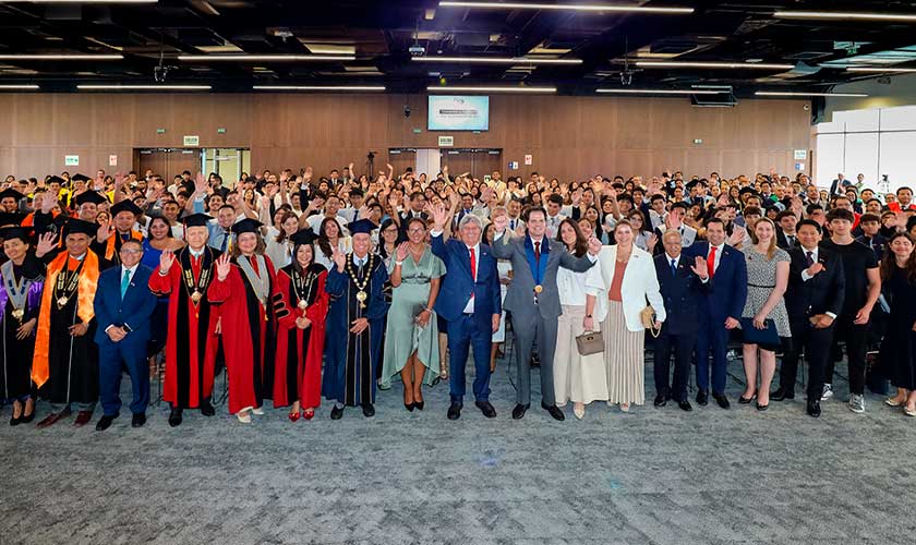 Embajador de EE. UU. insta a jóvenes a liderar el futuro del Perú en inicio académico de la USIL