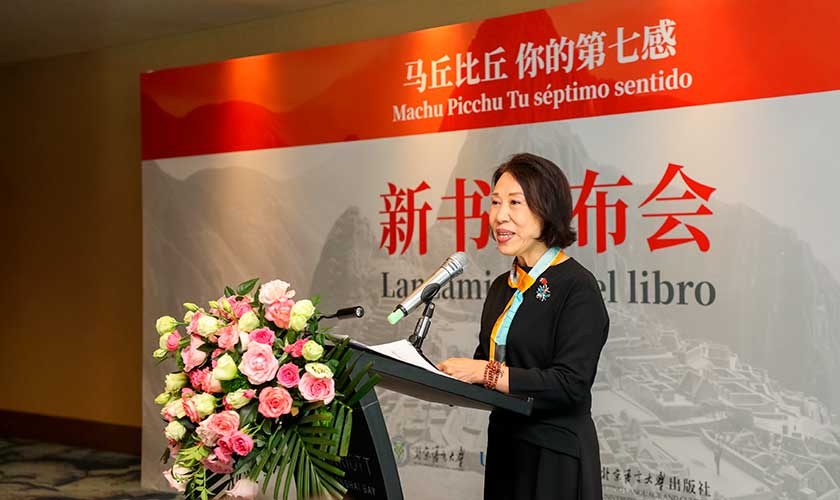 Libro “Machu Picchu, tu séptimo sentido” se presenta en idioma chino en instituto internacional de BLCU en China 
