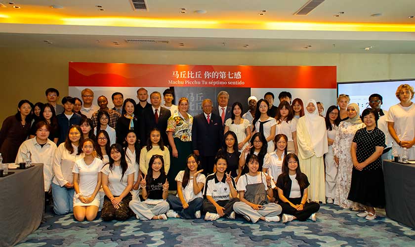 Libro “Machu Picchu, tu séptimo sentido” se presenta en idioma chino en instituto internacional de BLCU en China 
