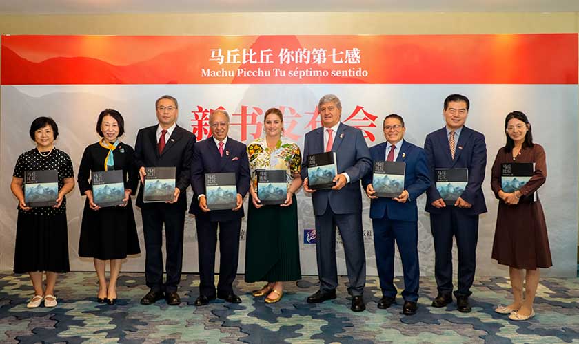 Libro “Machu Picchu, tu séptimo sentido” se presenta en idioma chino en instituto internacional de BLCU en China 