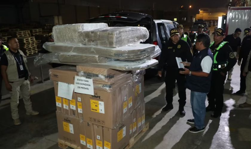 Camión de entrega de material electoral