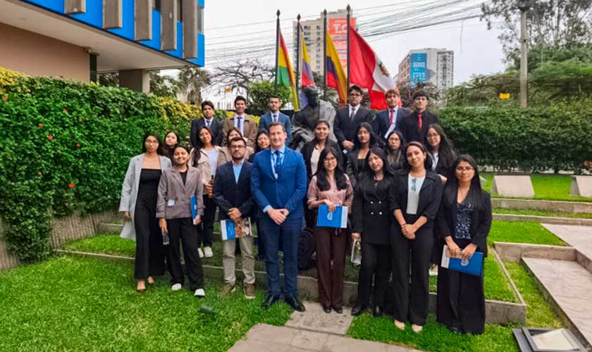 Estudiantes de la USIL visitan la Comunidad Andina
