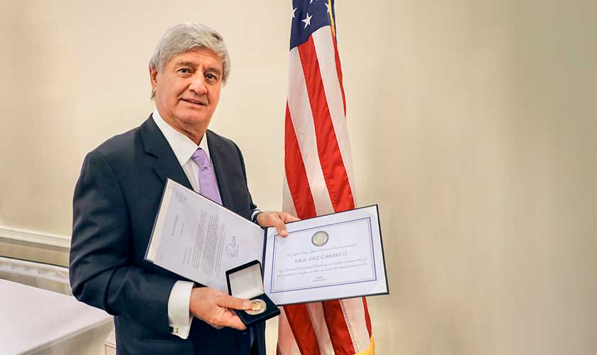 Raúl Diez Canseco recibe la Moneda del Capitolio de Estados Unidos por su liderazgo educativo