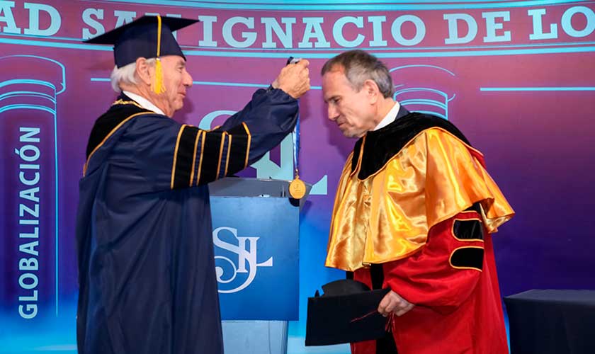 USIL distingue al embajador Elmer Schialer con el doctorado honoris causa
