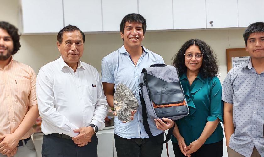 El autor sosteniendo un fósil de amonite