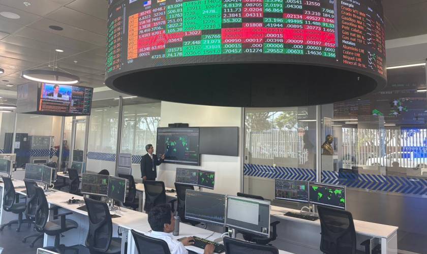 Docente explicando el mercado bursátil en clase