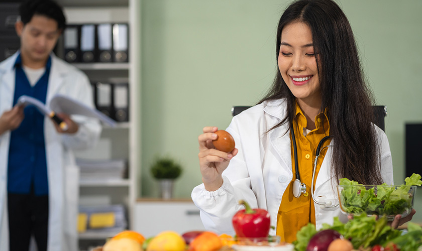 Estudiantes de nutrición analizando vegetales