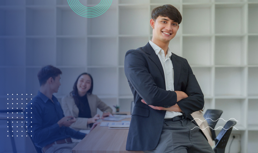 Estudiante ejecutivo en una reunión de trabajo con sus compañeros