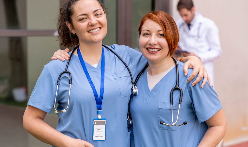 Dos enfermeras abrazándose 