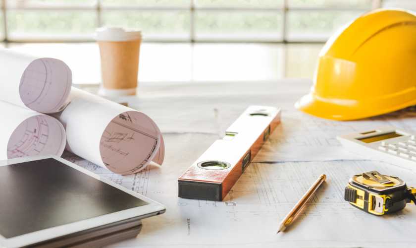 Regla, plano, lápiz de un ingeniero civil sobre una mesa