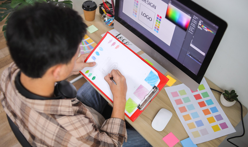 Diseñador trabajando en un proyecto