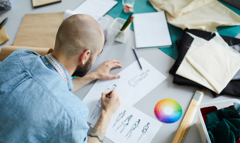 Diseñador trabajando en bocetos