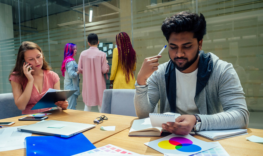 Alumnos de intercambio participando de un trabajo grupal