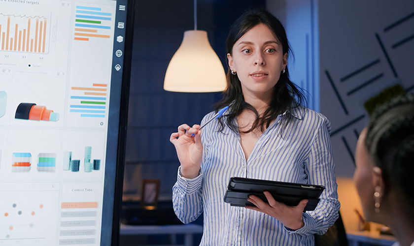 Ejecutiva liderando una reunión de trabajo