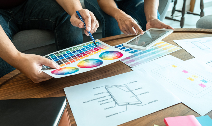 Comparando colores de un pantone para un trabajo de diseño