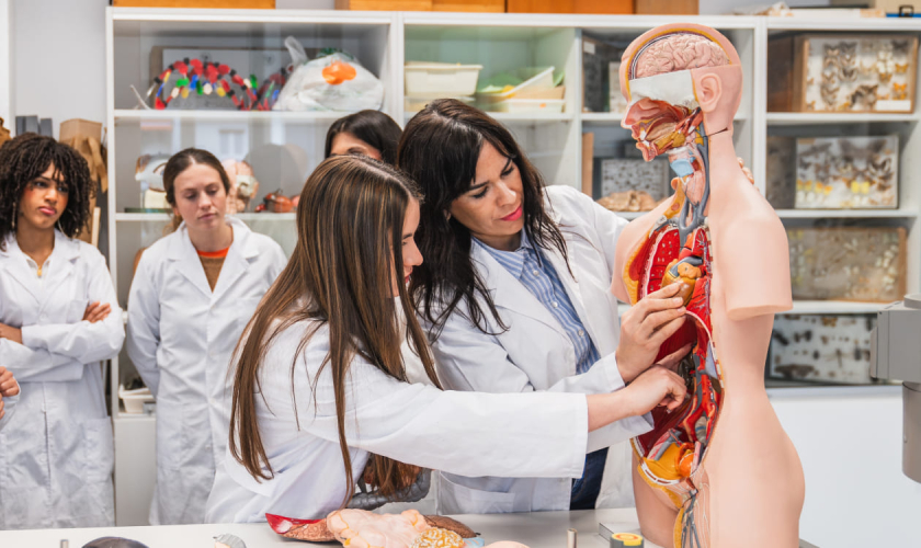 Estudiantes de la carrera de Medicina Humana en clases