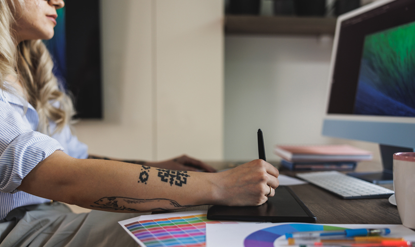 Diseñadora trabajando en un proyecto