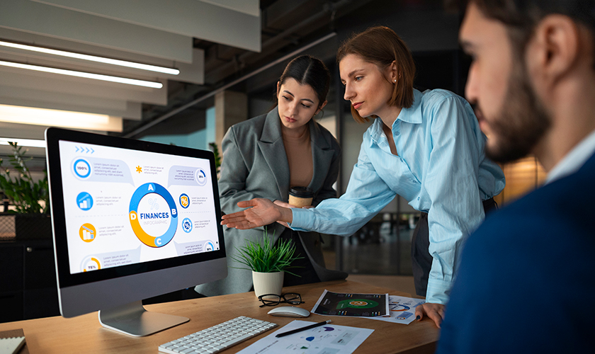 Estudiantes de la carrera Digital Business Management analizando datos digitales