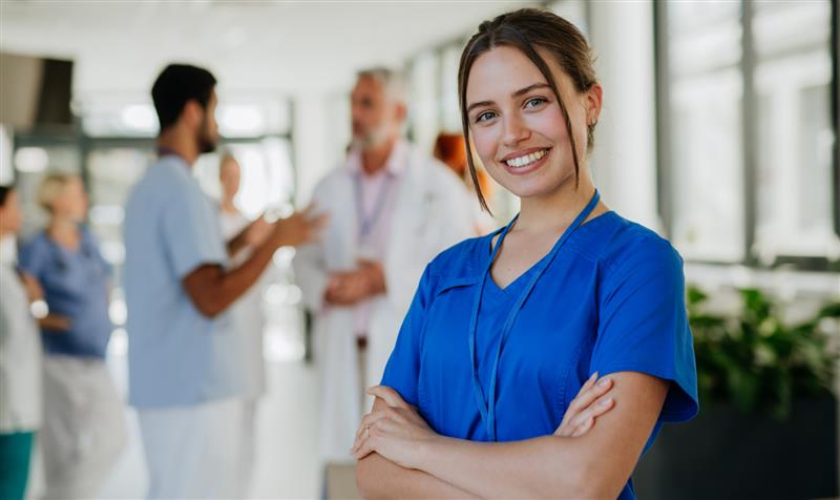 Enfermera delante de dos doctores conversando