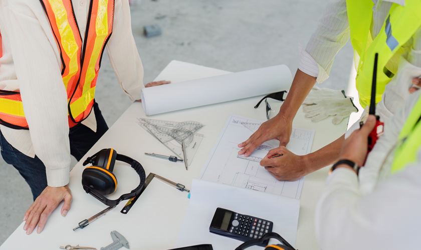 Ingenieros dibujando planos