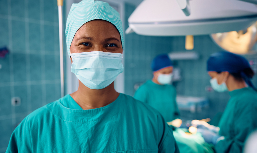 Enfermera asistiendo a una intervención quirúrgica