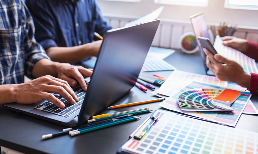 Diseñadores trabajando con un pantone de colores