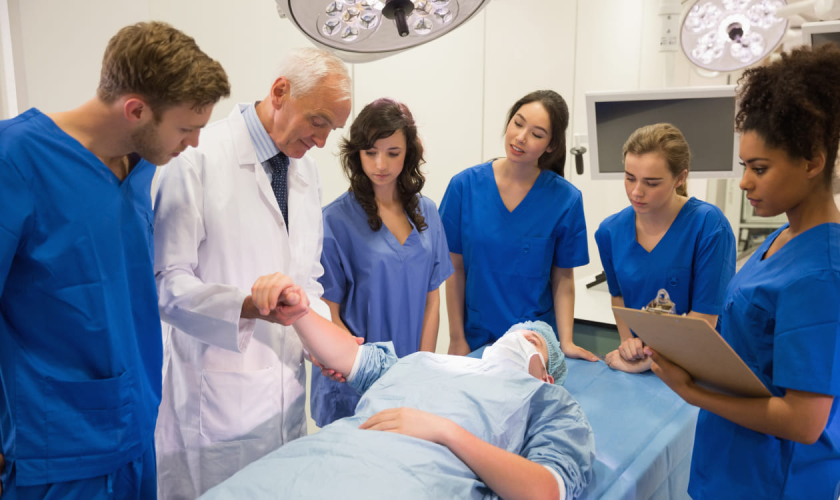 Doctor y egresados de medicina brindando diagnóstico