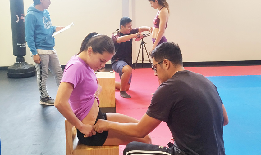 Alumnos realizando pruebas de antropometría
