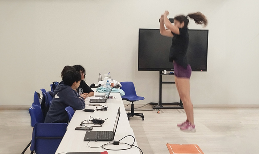 Alumnos realizando pruebas a deportistas de élite.