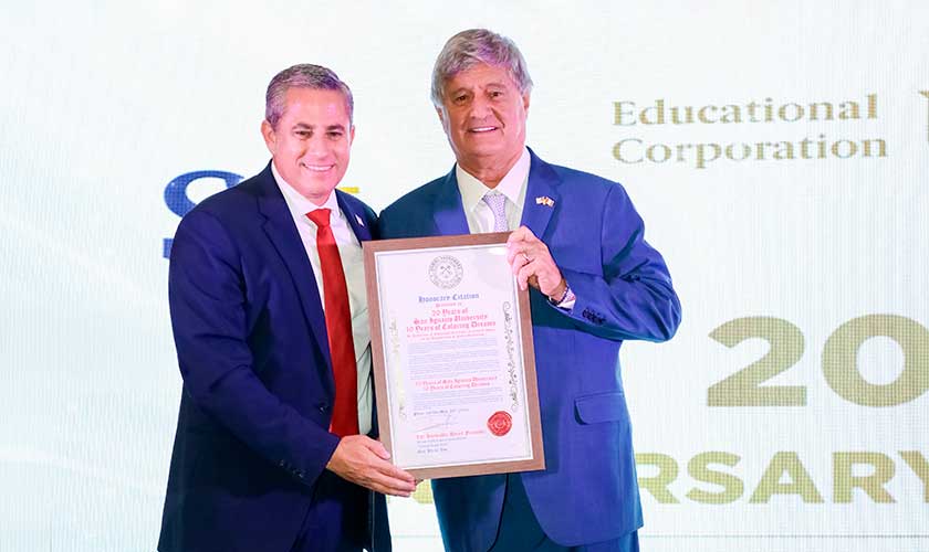 Raúl Diez Canseco entregando reconocimiento a invitado