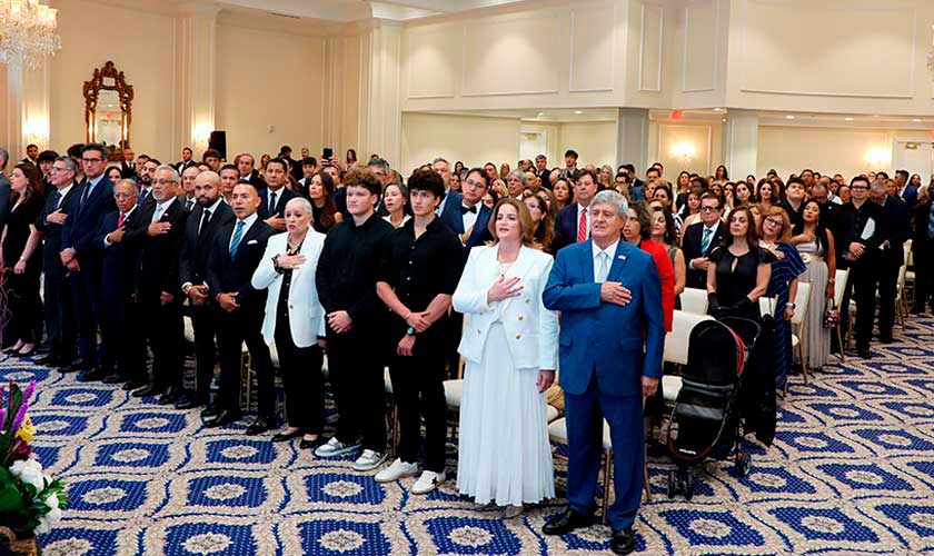 Autoridades de SIU en la ceremonia de San Ignacio University