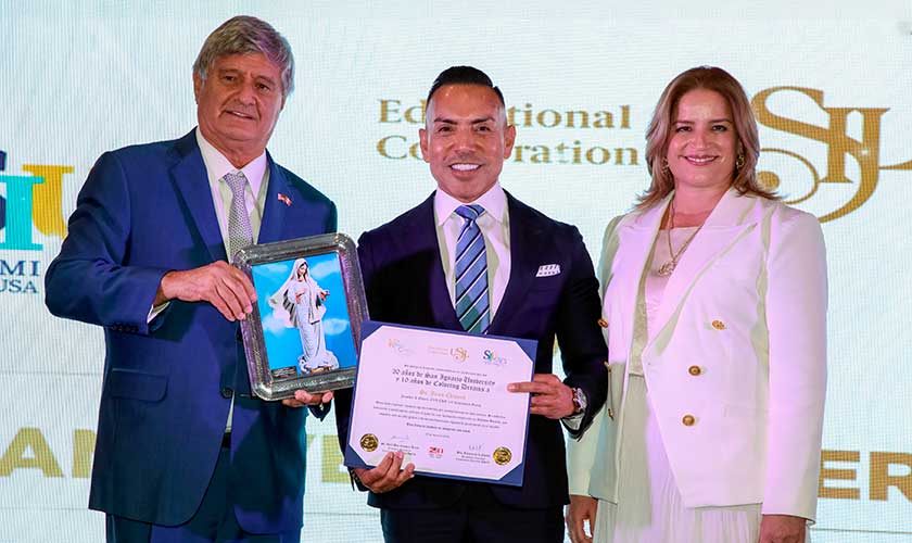 Raúl Diez Canseco entregando un reconocimiento